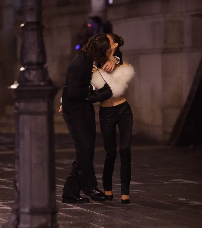 Brooklyn Beckham lạnh nhạt với gia đ&igrave;nh Beckham , t&igrave;nh tứ b&ecirc;n vợ tỷ ph&uacute; tại Paris - Ảnh 2.