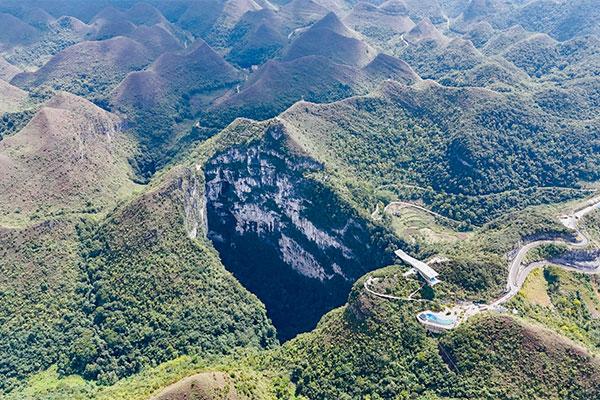 Ph&aacute;t hiện hố sụt khổng lồ ở nước l&aacute;ng giềng Việt Nam, s&acirc;u hơn 600 m v&agrave; c&oacute; cả rừng nguy&ecirc;n sinh b&ecirc;n dưới - Ảnh 3.