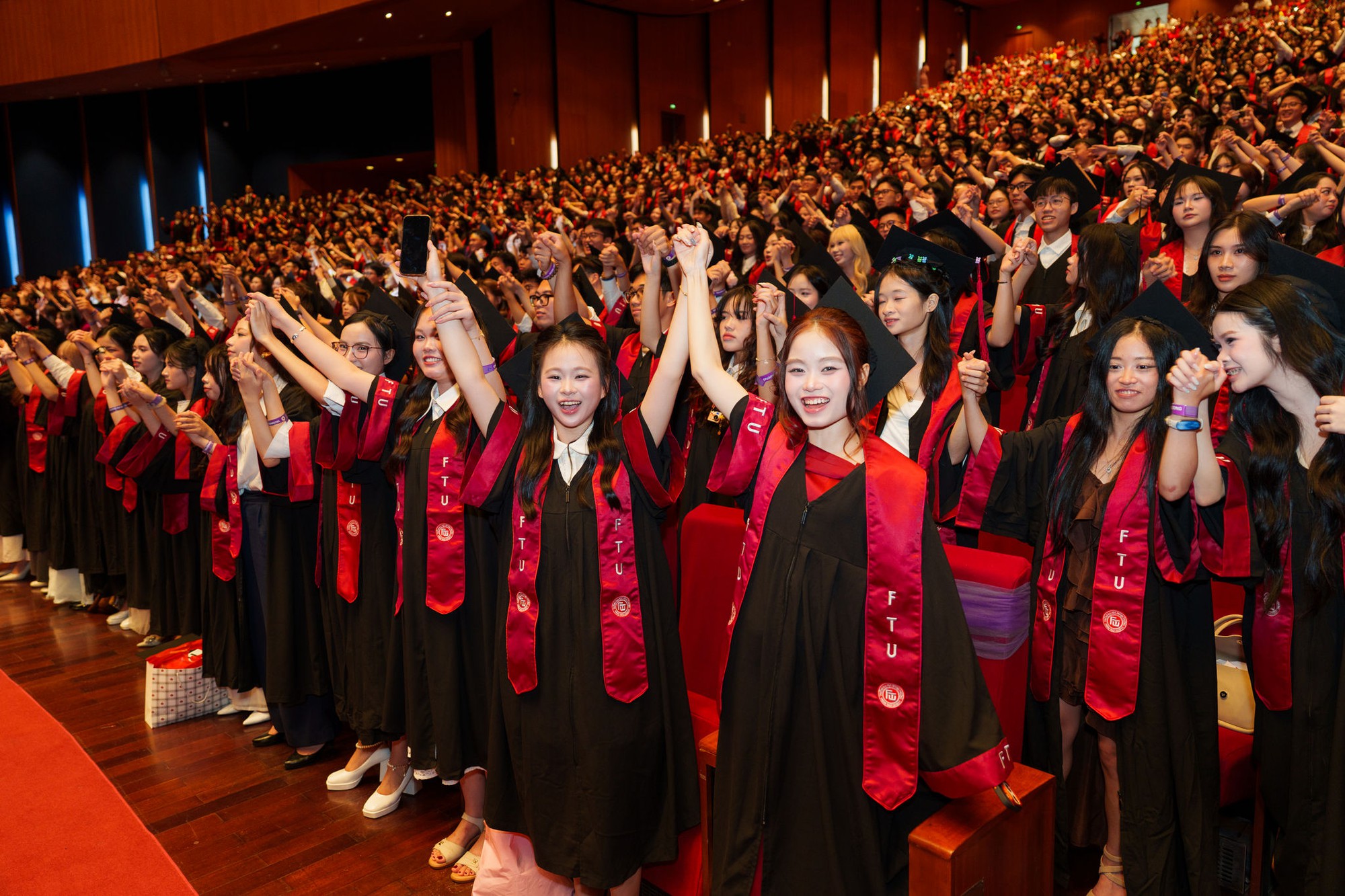Lần đầu tiên, đại học “Harvard của Việt Nam” đạt doanh thu trên 1.000 tỷ đồng, trả lương 348 tỷ đồng, 100% sinh viên có việc làm ở một số ngành học - Ảnh 3.