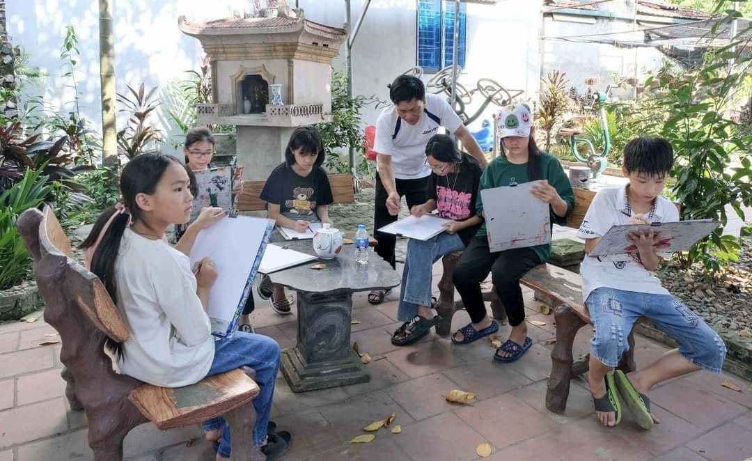 Phát hiện ngôi làng gần 1.000 nóc nhà, trẻ nhỏ tới người già đều dễ bắt gặp cảnh cầm cọ: Cách Hà Nội 70km - Ảnh 2.