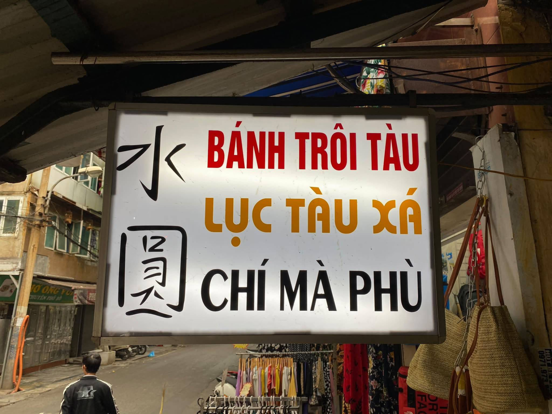 H&agrave;ng b&aacute;nh tr&ocirc;i t&agrave;u b&aacute;c Phạm Bằng mở lại giữa thời tiết se lạnh H&agrave; Nội 2026 - Ảnh 1.