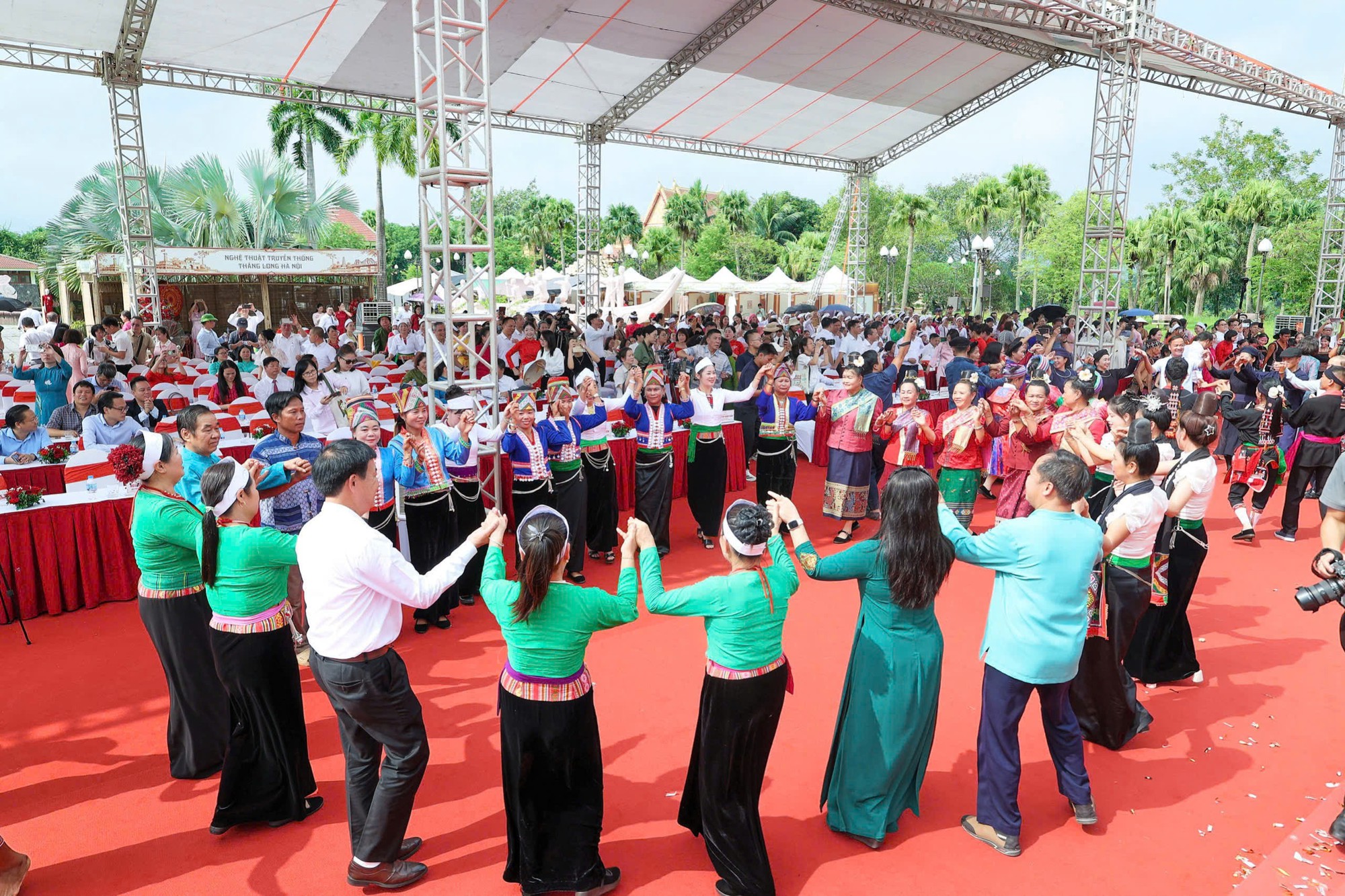 Đạo diễn Vạn Nguyễn đưa văn hóa Việt lên sân khấu bằng ngôn ngữ đương đại - Ảnh 4. Đạo diễn Vạn Nguyễn đưa văn hóa Việt lên sân khấu bằng ngôn ngữ đương đại - Ảnh 4.