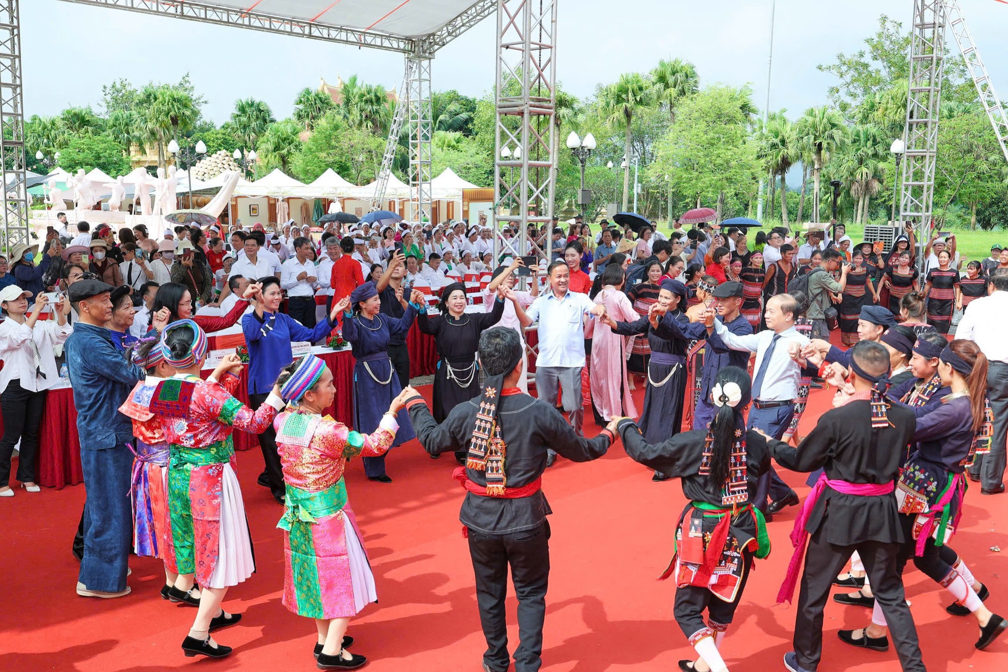 Đạo diễn Vạn Nguyễn đưa văn hóa Việt lên sân khấu bằng ngôn ngữ đương đại - Ảnh 5. Đạo diễn Vạn Nguyễn đưa văn hóa Việt lên sân khấu bằng ngôn ngữ đương đại - Ảnh 5.