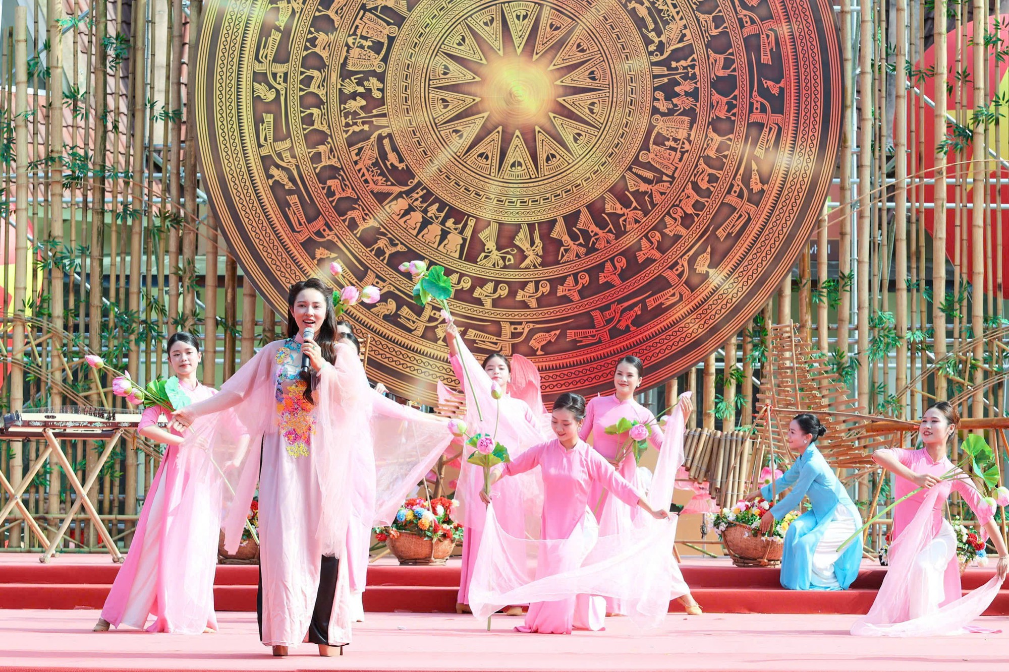 Đạo diễn Vạn Nguyễn đưa văn hóa Việt lên sân khấu bằng ngôn ngữ đương đại - Ảnh 3. Đạo diễn Vạn Nguyễn đưa văn hóa Việt lên sân khấu bằng ngôn ngữ đương đại - Ảnh 3.