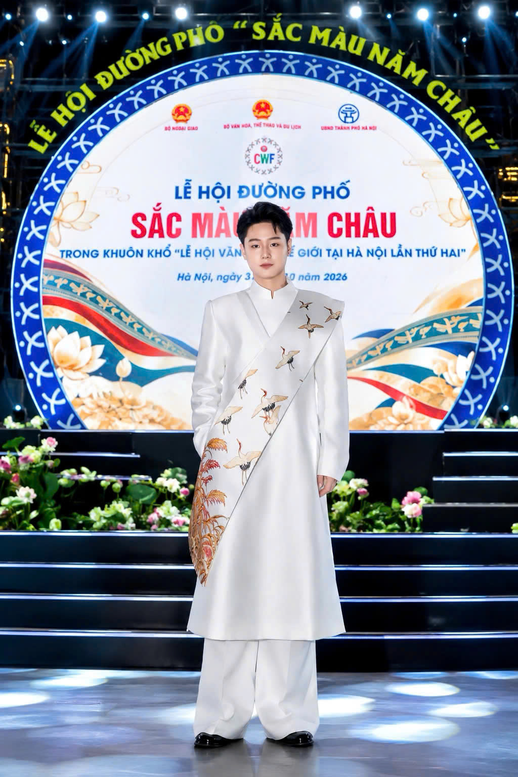 Người mẫu 16 tuổi L&ecirc; Tiến Đạt tr&igrave;nh diễn &aacute;o d&agrave;i ở Quảng trường Đ&ocirc;ng Kinh Nghĩa Thục - Ảnh 2.