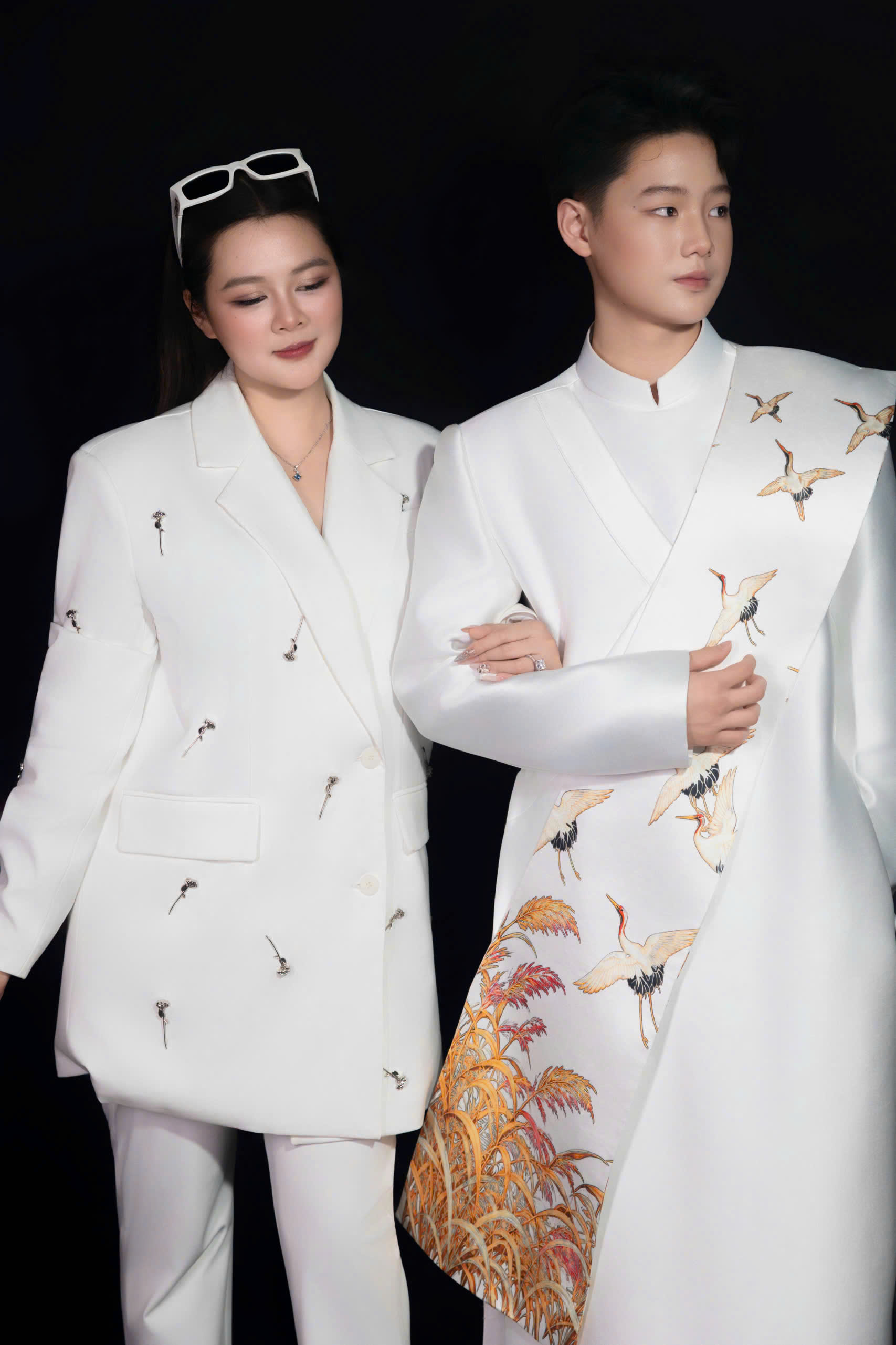 Người mẫu 16 tuổi L&ecirc; Tiến Đạt tr&igrave;nh diễn &aacute;o d&agrave;i ở Quảng trường Đ&ocirc;ng Kinh Nghĩa Thục - Ảnh 1.