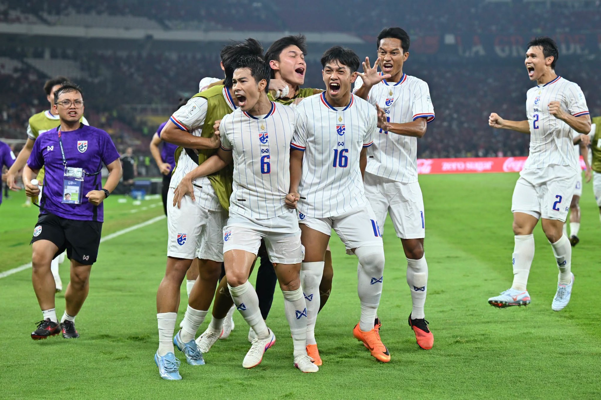 Thái Lan gục ngã theo kịch bản đau đớn, Indonesia đăng quang ngôi vô địch FIFA ASEAN Cup 2026 - Ảnh 3. Thái Lan gục ngã theo kịch bản đau đớn, Indonesia đăng quang ngôi vô địch FIFA ASEAN Cup 2026 - Ảnh 3.