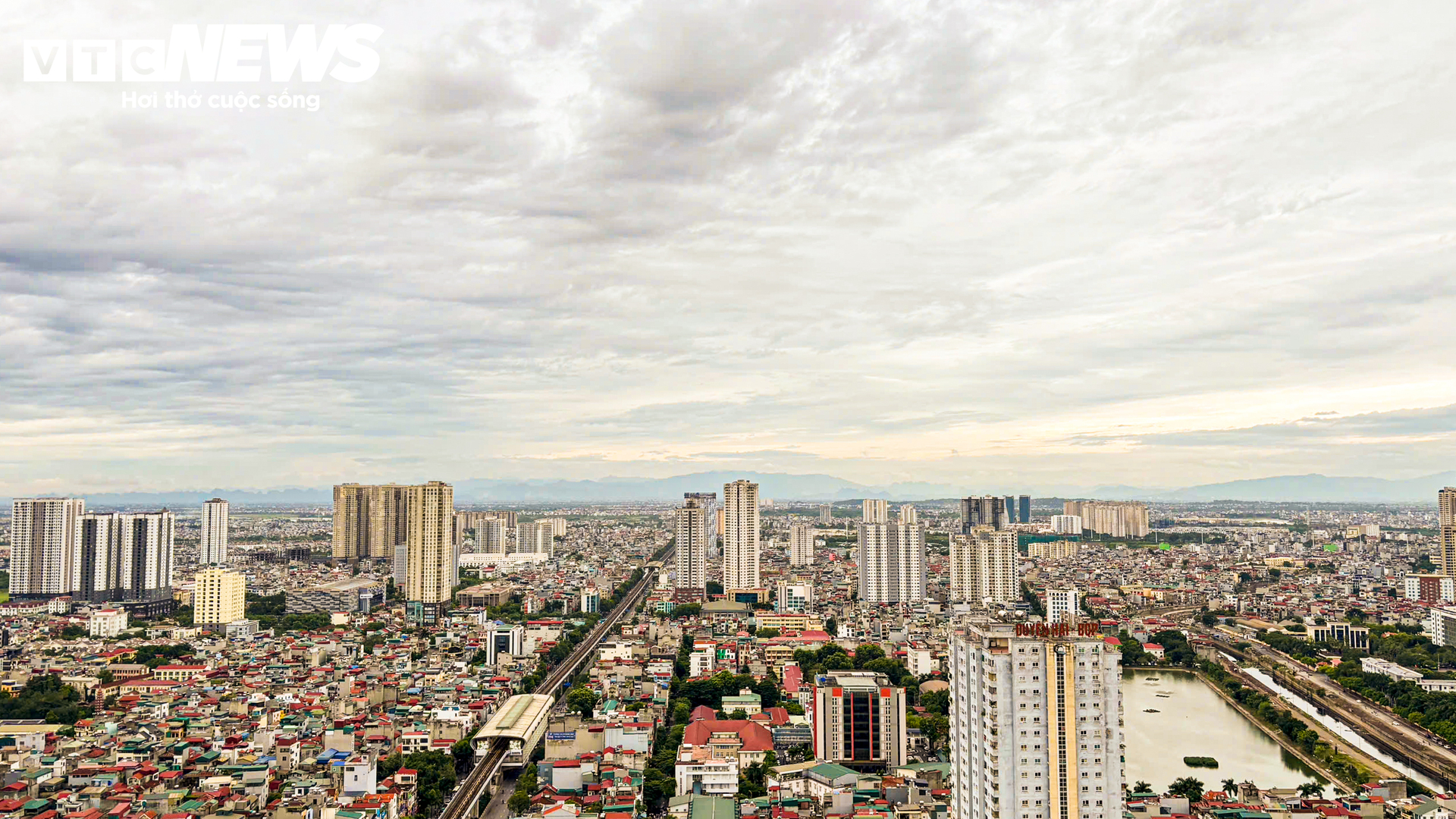 H&agrave; Nội đ&oacute;n kh&ocirc;ng kh&iacute; lạnh giảm gần 10 &deg; C , người d&acirc;n mặc đồ ' tr&ecirc;n đ&ocirc;ng dưới h&egrave; ' - Ảnh 1.