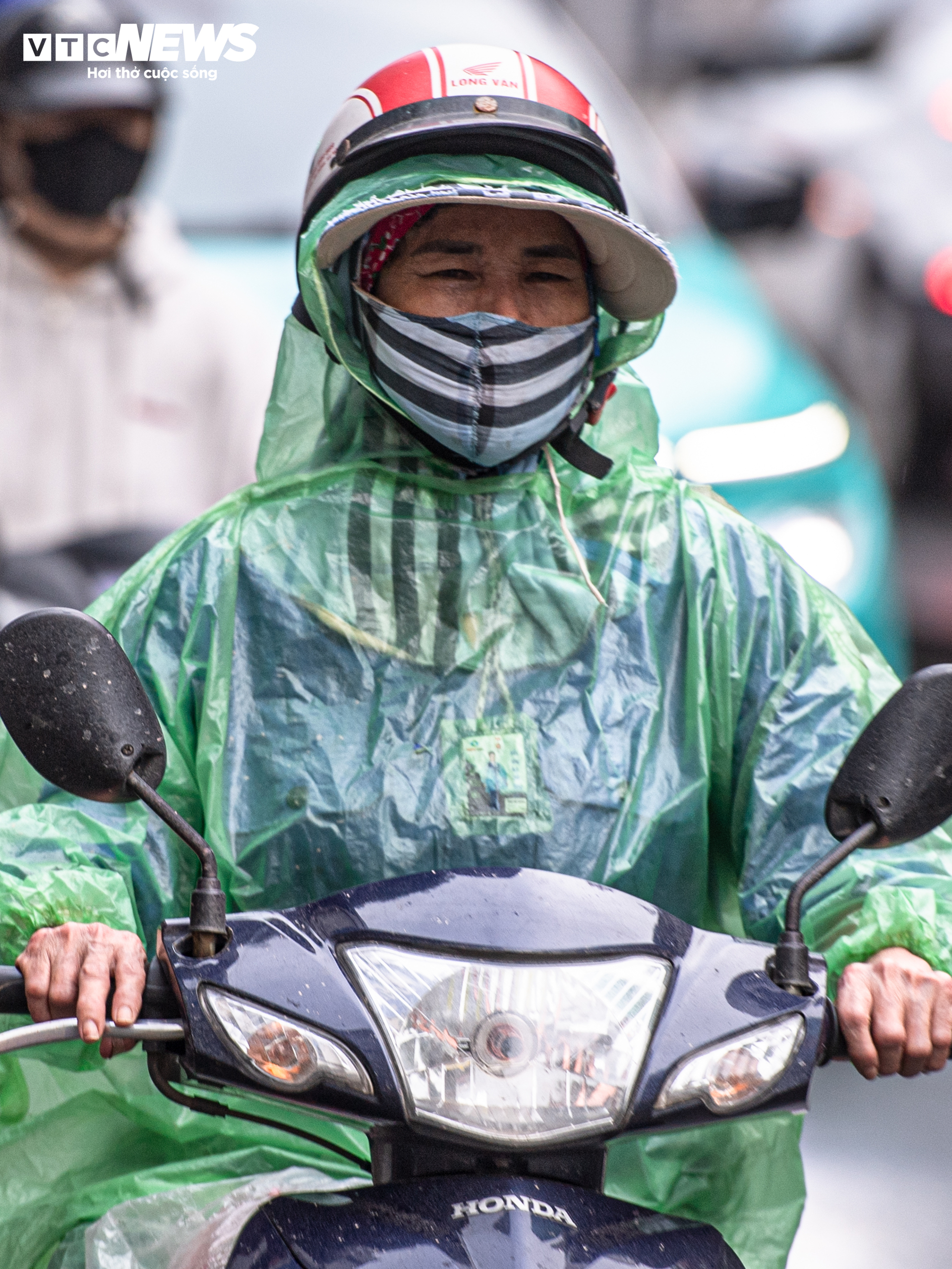 H&agrave; Nội đ&oacute;n kh&ocirc;ng kh&iacute; lạnh giảm gần 10 &deg; C , người d&acirc;n mặc đồ ' tr&ecirc;n đ&ocirc;ng dưới h&egrave; ' - Ảnh 10.