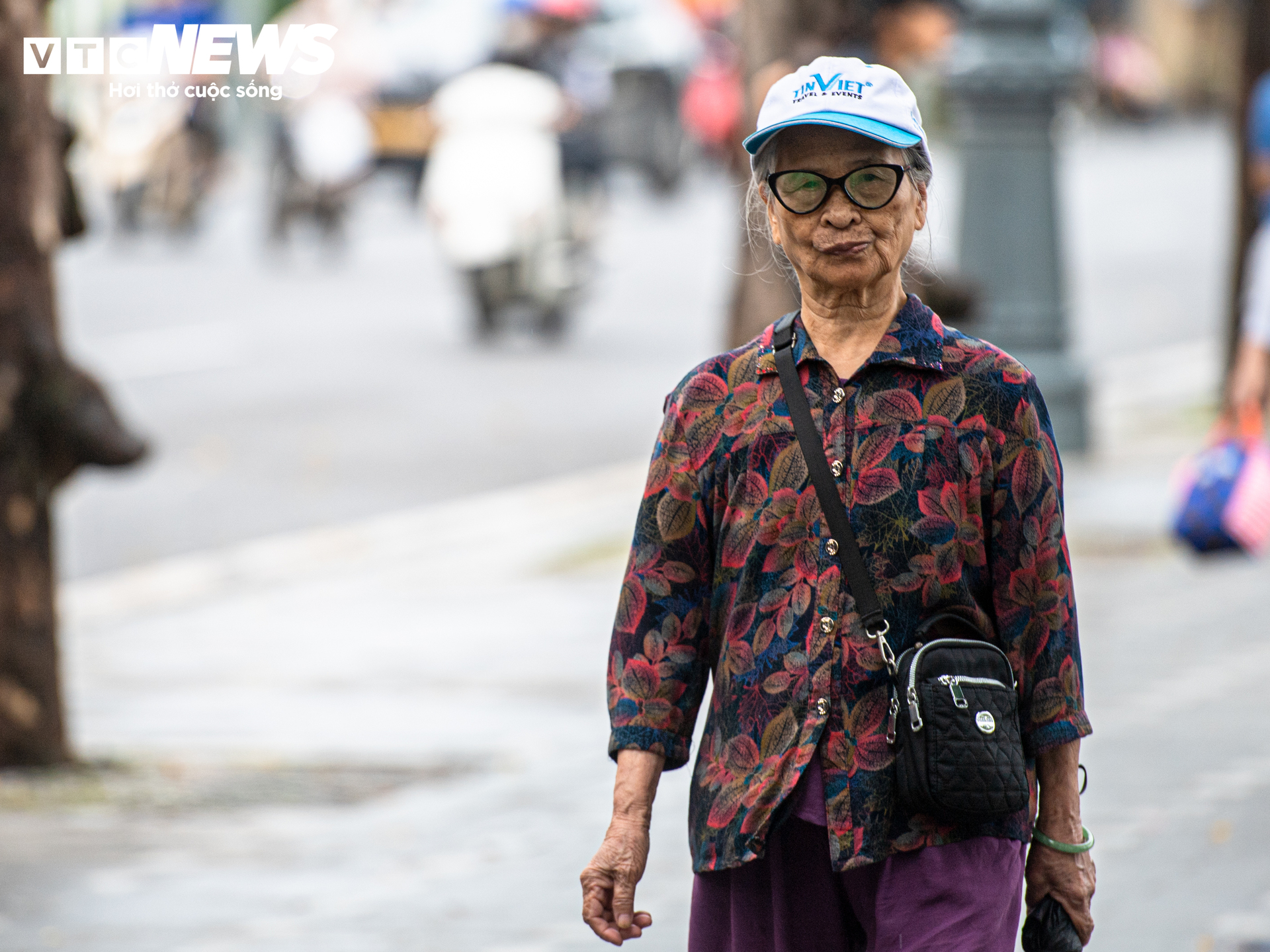H&agrave; Nội đ&oacute;n kh&ocirc;ng kh&iacute; lạnh giảm gần 10 &deg; C , người d&acirc;n mặc đồ ' tr&ecirc;n đ&ocirc;ng dưới h&egrave; ' - Ảnh 11.