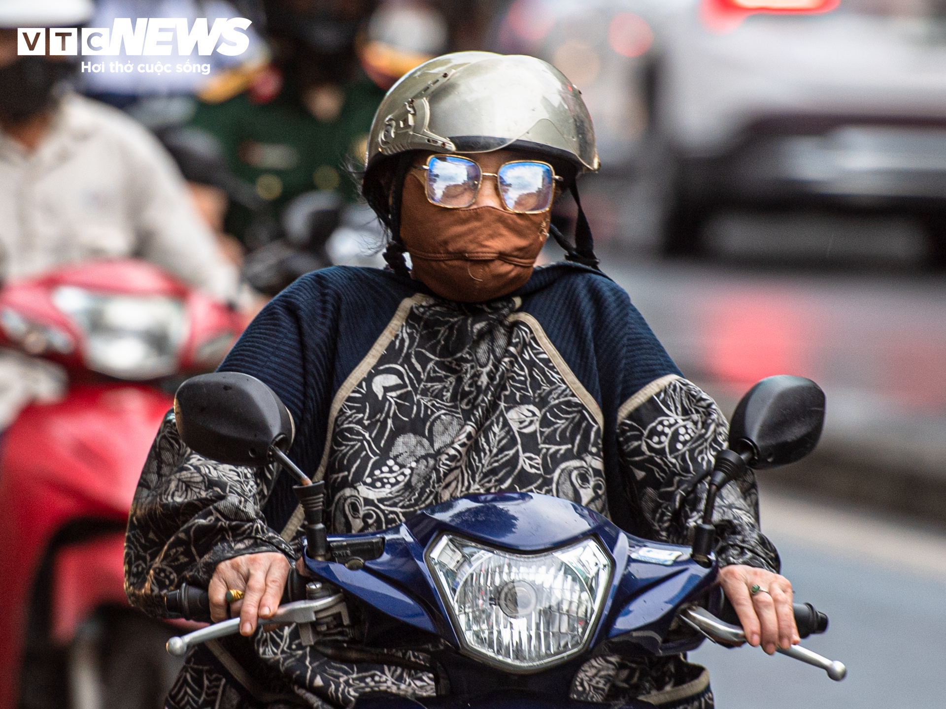 H&agrave; Nội đ&oacute;n kh&ocirc;ng kh&iacute; lạnh giảm gần 10 &deg; C , người d&acirc;n mặc đồ ' tr&ecirc;n đ&ocirc;ng dưới h&egrave; ' - Ảnh 13.