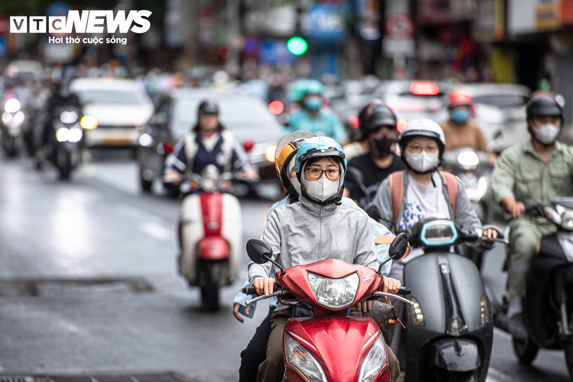 H&agrave; Nội đ&oacute;n kh&ocirc;ng kh&iacute; lạnh giảm gần 10 &deg; C , người d&acirc;n mặc đồ ' tr&ecirc;n đ&ocirc;ng dưới h&egrave; ' - Ảnh 2.