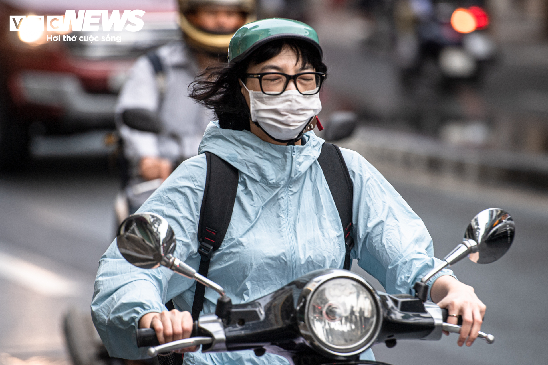H&agrave; Nội đ&oacute;n kh&ocirc;ng kh&iacute; lạnh giảm gần 10 &deg; C , người d&acirc;n mặc đồ ' tr&ecirc;n đ&ocirc;ng dưới h&egrave; ' - Ảnh 3.