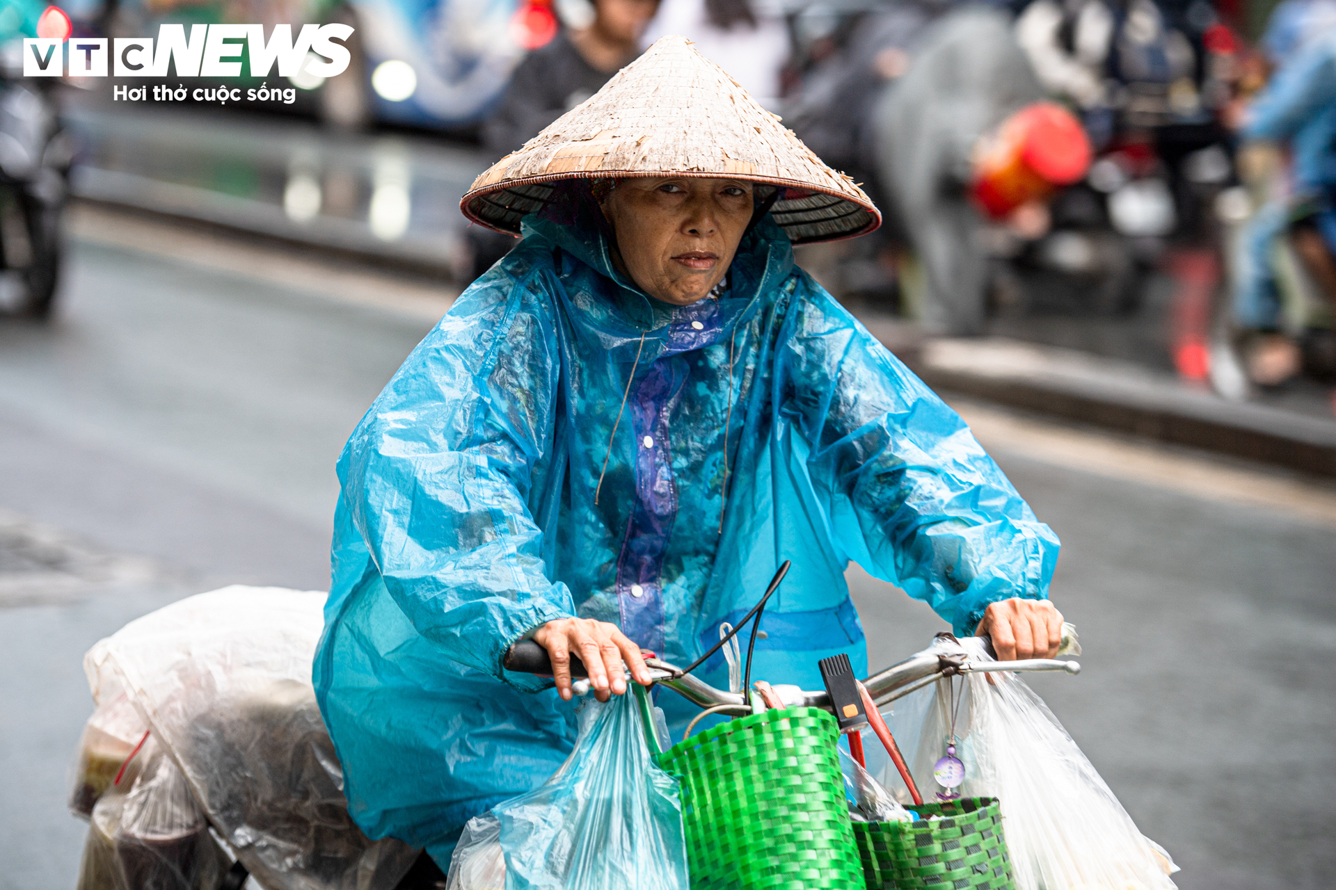 H&agrave; Nội đ&oacute;n kh&ocirc;ng kh&iacute; lạnh giảm gần 10 &deg; C , người d&acirc;n mặc đồ ' tr&ecirc;n đ&ocirc;ng dưới h&egrave; ' - Ảnh 4.