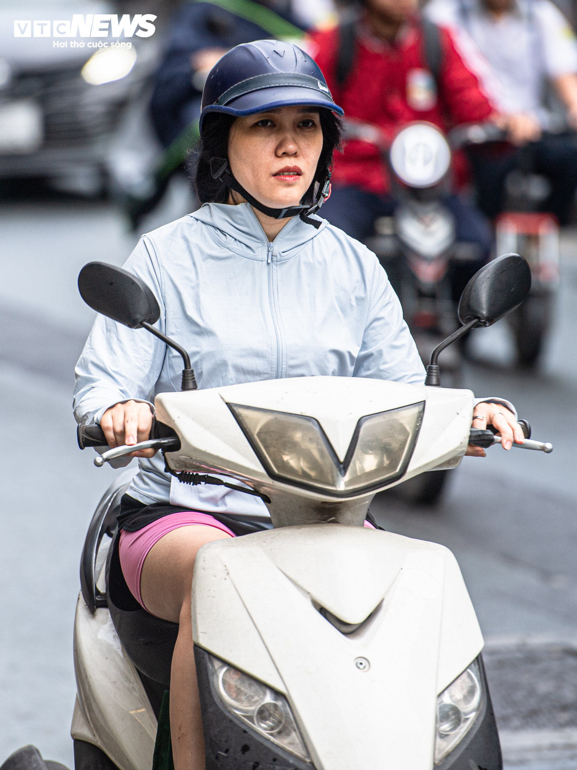 H&agrave; Nội đ&oacute;n kh&ocirc;ng kh&iacute; lạnh giảm gần 10 &deg; C , người d&acirc;n mặc đồ ' tr&ecirc;n đ&ocirc;ng dưới h&egrave; ' - Ảnh 5.