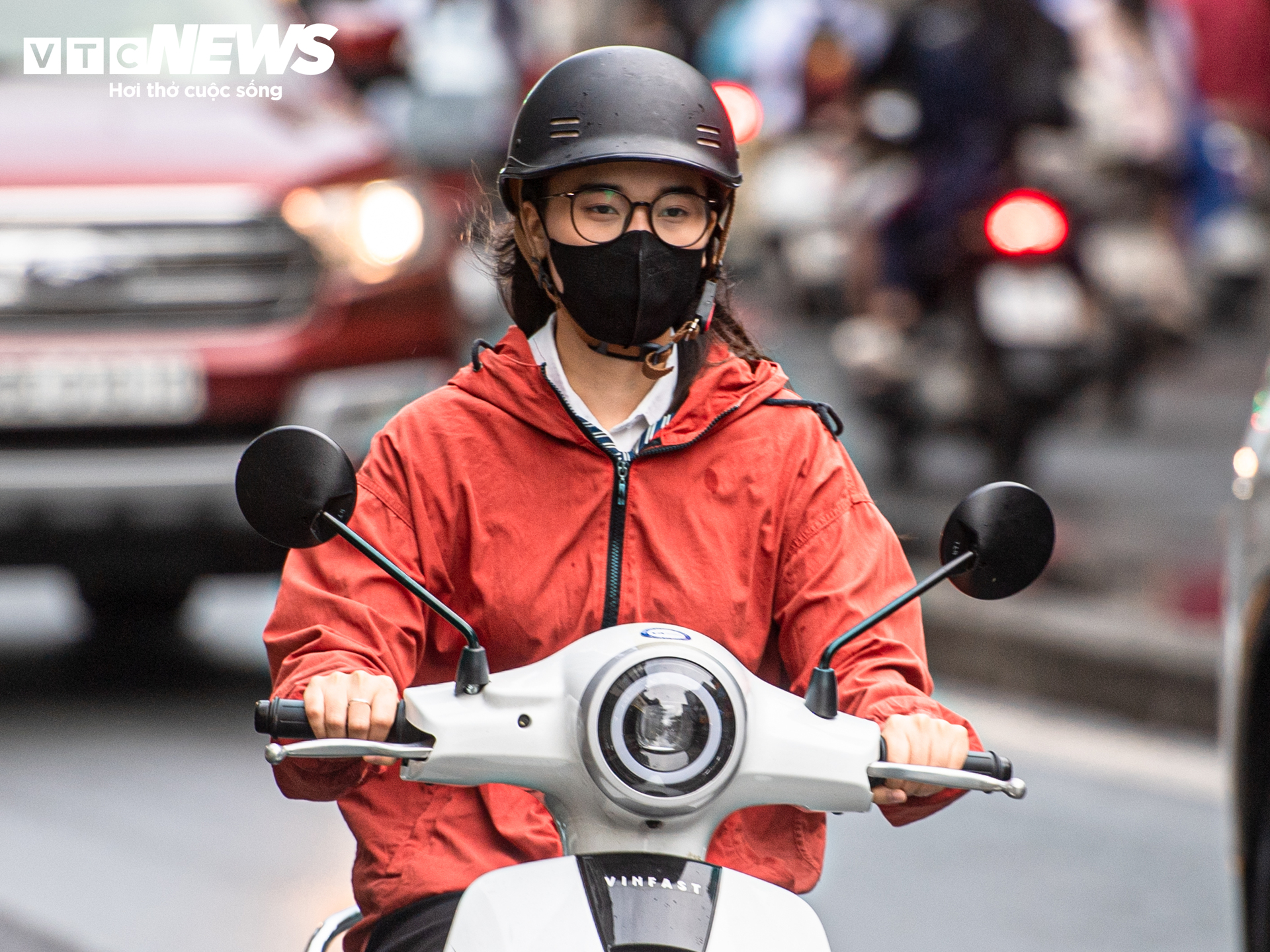 H&agrave; Nội đ&oacute;n kh&ocirc;ng kh&iacute; lạnh giảm gần 10 &deg; C , người d&acirc;n mặc đồ ' tr&ecirc;n đ&ocirc;ng dưới h&egrave; ' - Ảnh 7.