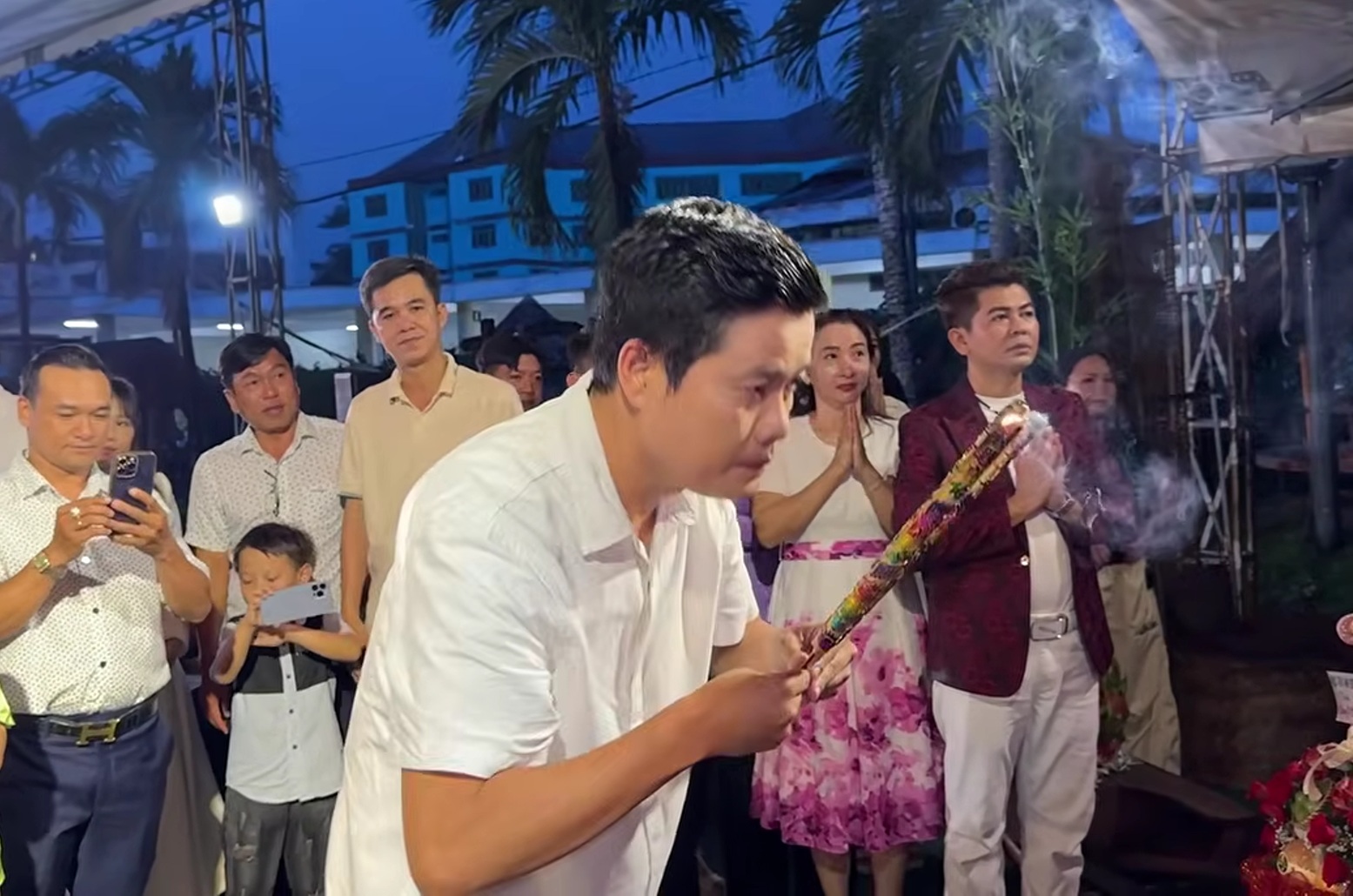 Khương Dừa xin lỗi nghệ sĩ và đối tác trong lễ cúng Tổ tại Hội quán Ngôi sao miệt vườn - Ảnh 1. Khương Dừa xin lỗi nghệ sĩ và đối tác trong lễ cúng Tổ tại Hội quán Ngôi sao miệt vườn - Ảnh 1.