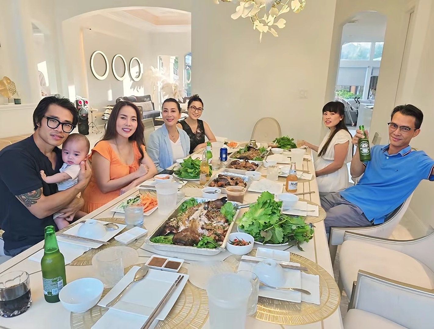 MC Kỳ Duy&ecirc;n vui vẻ n&oacute;i chuyện sinh con với chồng cũ ở tuổi 61 - Ảnh 1.