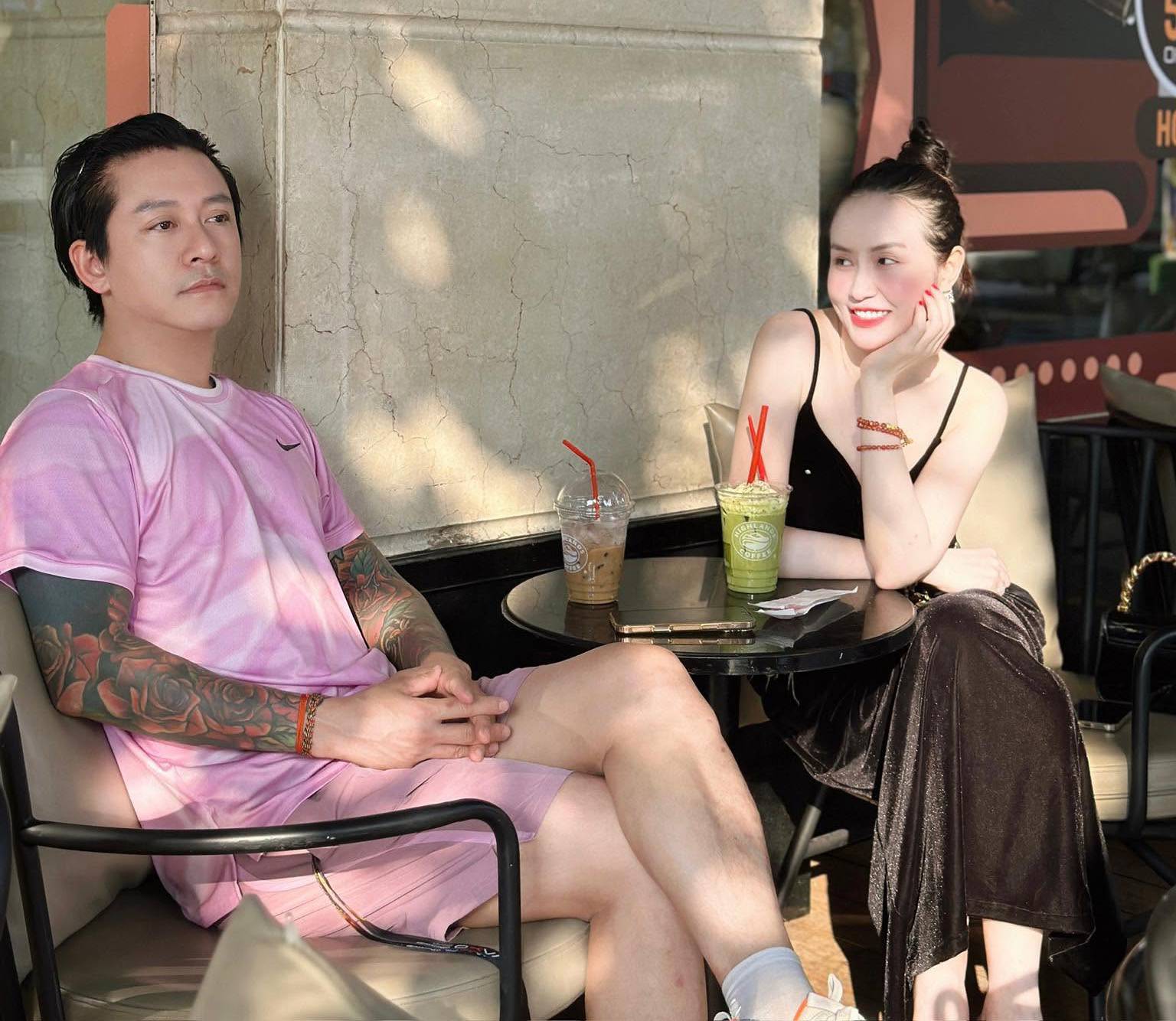 Tuấn Hưng đ&oacute;n tuổi 48 sau v&agrave;i th&aacute;ng sang Mỹ định cư, vợ nhắn gửi: &ldquo;Phải lu&ocirc;n y&ecirc;u đời&rdquo; - Ảnh 1.