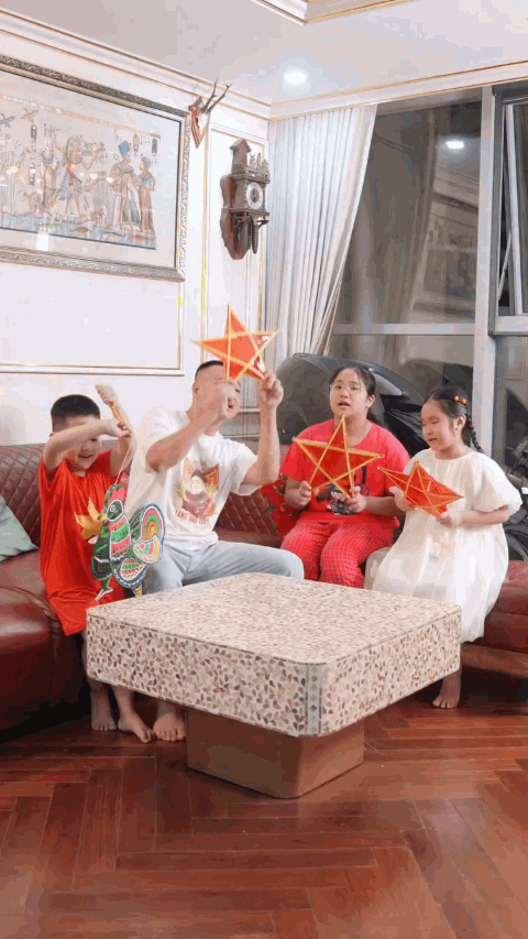 NSND Tự Long mang h&agrave;m Đại t&aacute; v&agrave; cuộc sống vi&ecirc;n m&atilde;n B&ecirc;n vợ k&eacute;m 12 tuổi ở H&agrave; Nội - Ảnh 4.