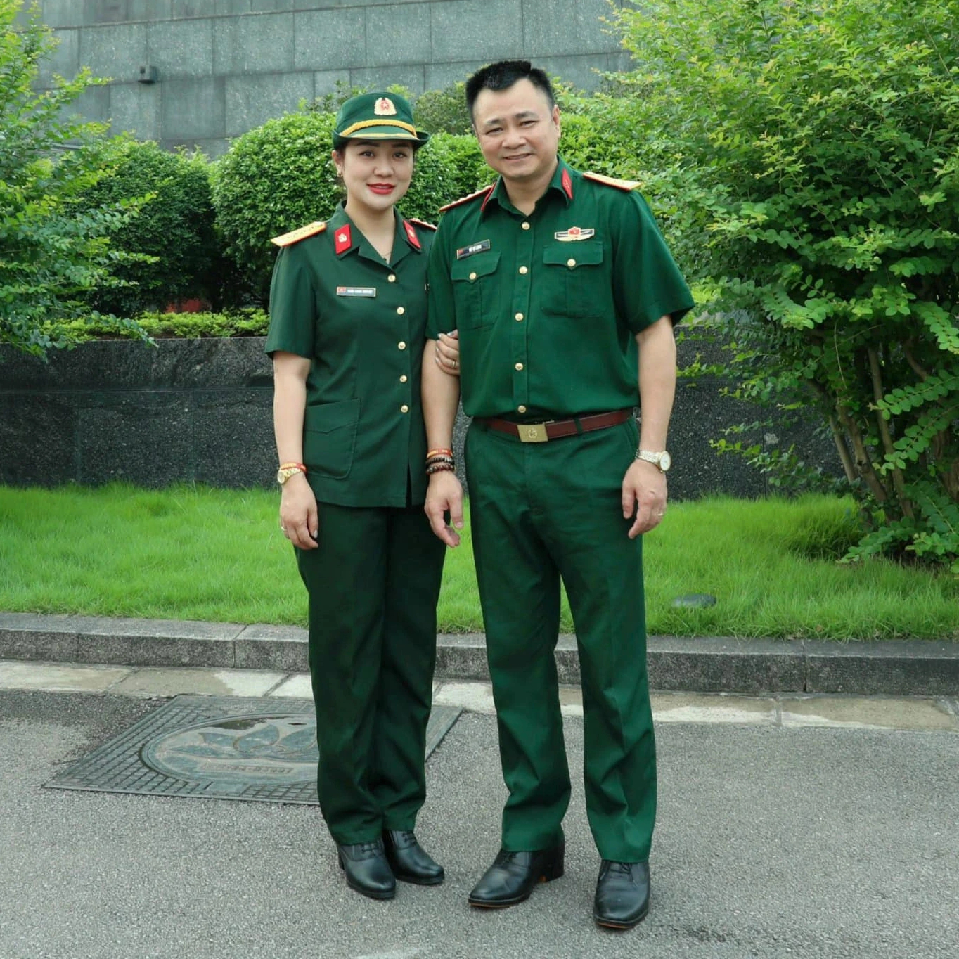 NSND Tự Long mang h&agrave;m Đại t&aacute; v&agrave; cuộc sống vi&ecirc;n m&atilde;n B&ecirc;n vợ k&eacute;m 12 tuổi ở H&agrave; Nội - Ảnh 2.