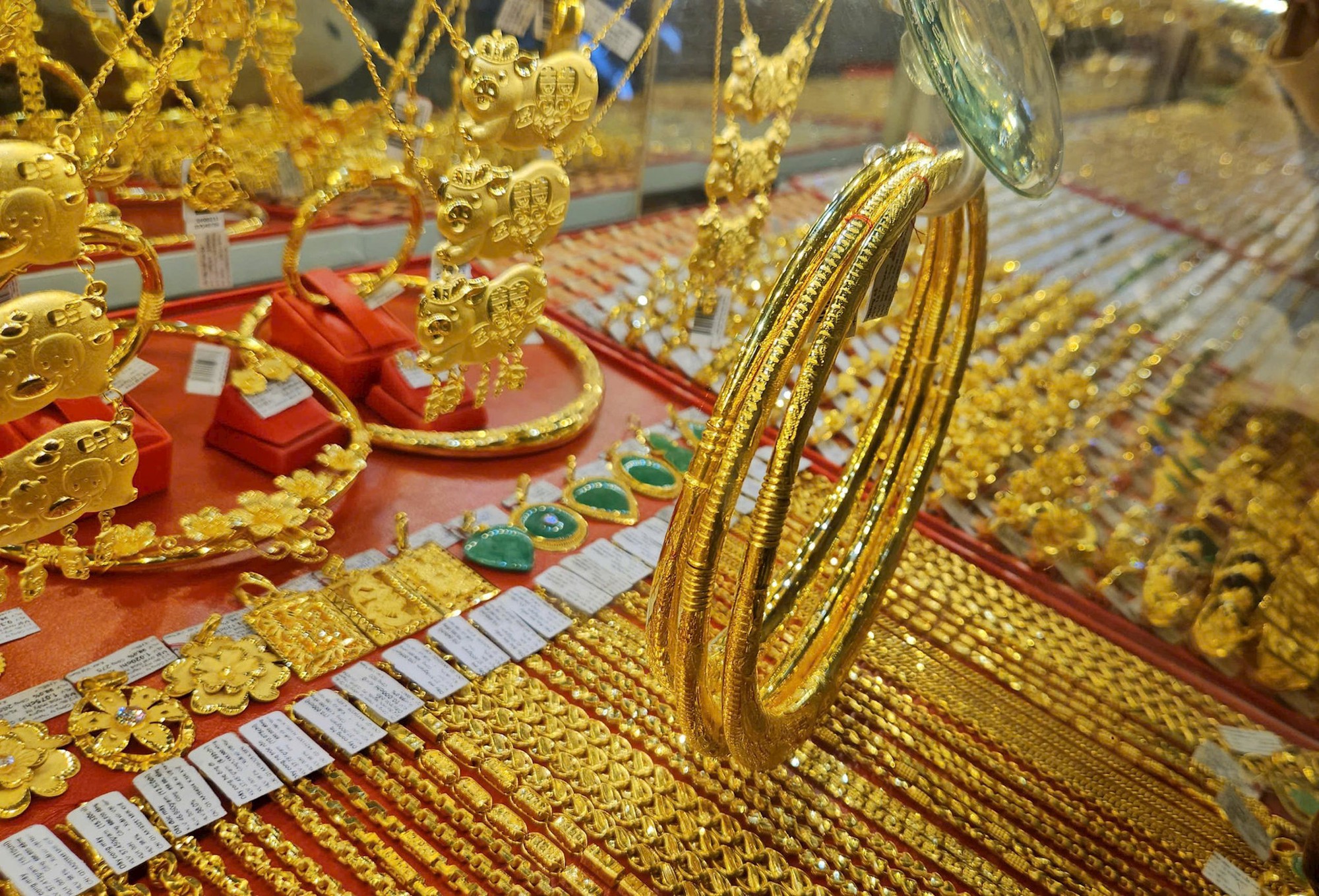 Gi&aacute; v&agrave;ng bạc 5/10: SJC, Ph&uacute; Qu&yacute; v&agrave; Bảo T&iacute;n Mạnh Hải đồng loạt điều chỉnh, đ&oacute;n t&iacute;n hiệu t&iacute;ch cực - Ảnh 3.