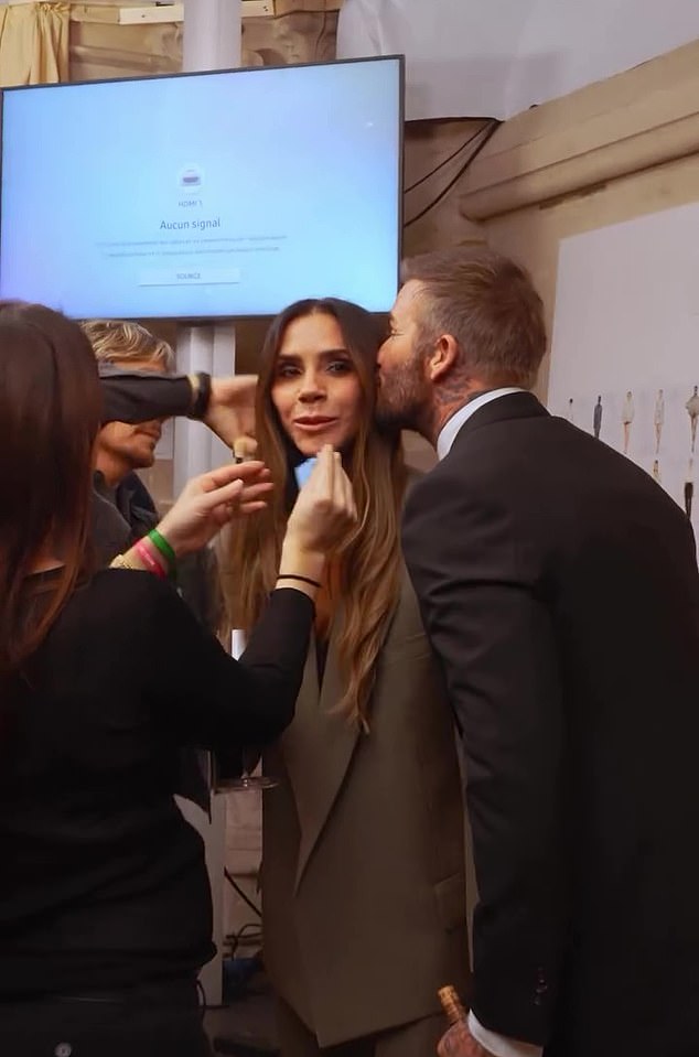 Victoria Beckham 52 tuổi vẫn giữ v&oacute;c d&aacute;ng săn chắc tại Paris fashion week 2026 - Ảnh 4.
