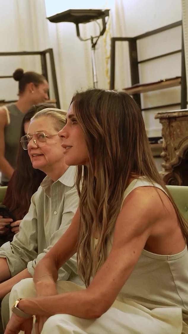 Victoria Beckham 52 tuổi vẫn giữ v&oacute;c d&aacute;ng săn chắc tại Paris fashion week 2026 - Ảnh 2.