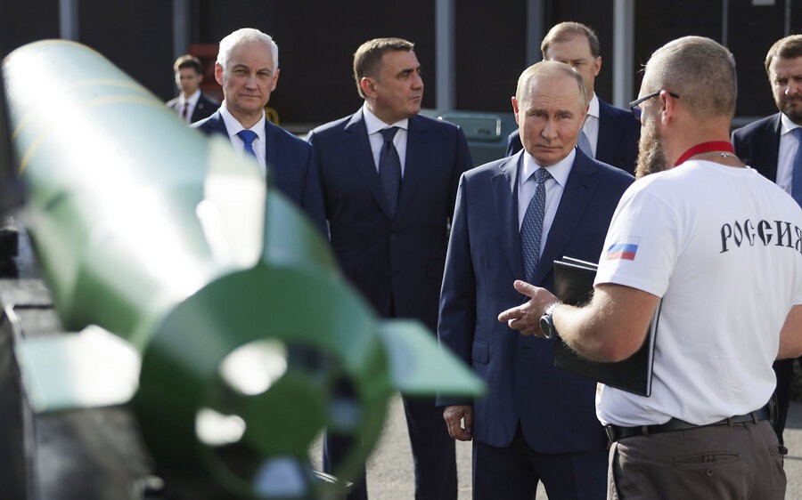 Lần đầu ra mắt trước đại diện 60 nước: Ông Putin gặp loạt tùy viên quân sự, công bố vũ khí "phá kế hoạch NATO"
