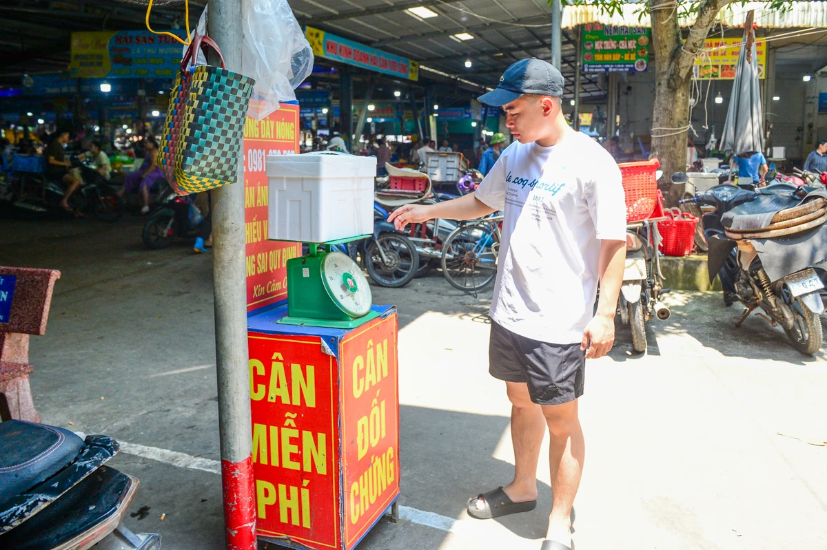 Giải ph&aacute;p "chống chặt ch&eacute;m" khi mua hải sản theo c&acirc;n ở điểm du lịch - Ảnh 2.