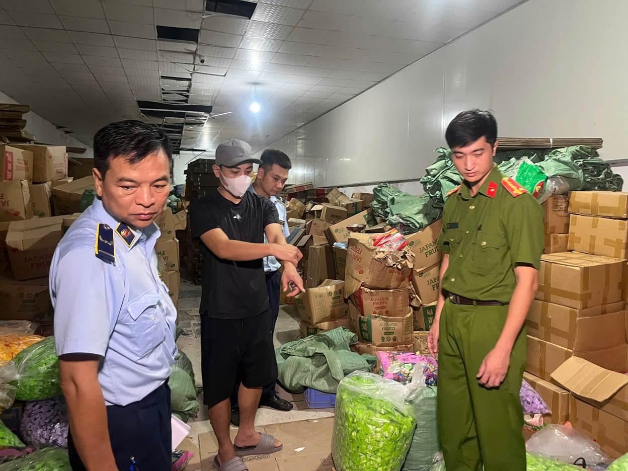 C&ocirc;ng an đồng loạt kh&aacute;m x&eacute;t khẩn cấp tại 14 địa điểm trong chuy&ecirc;n &aacute;n đặc biệt lớn - Ảnh 1.