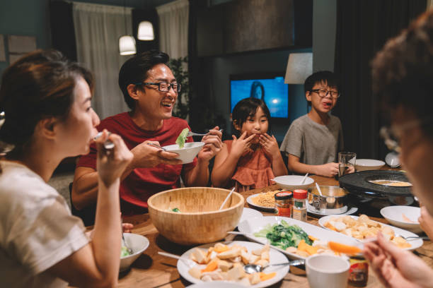 dạy con cách ứng xử khi được mời ăn - Ảnh 1.