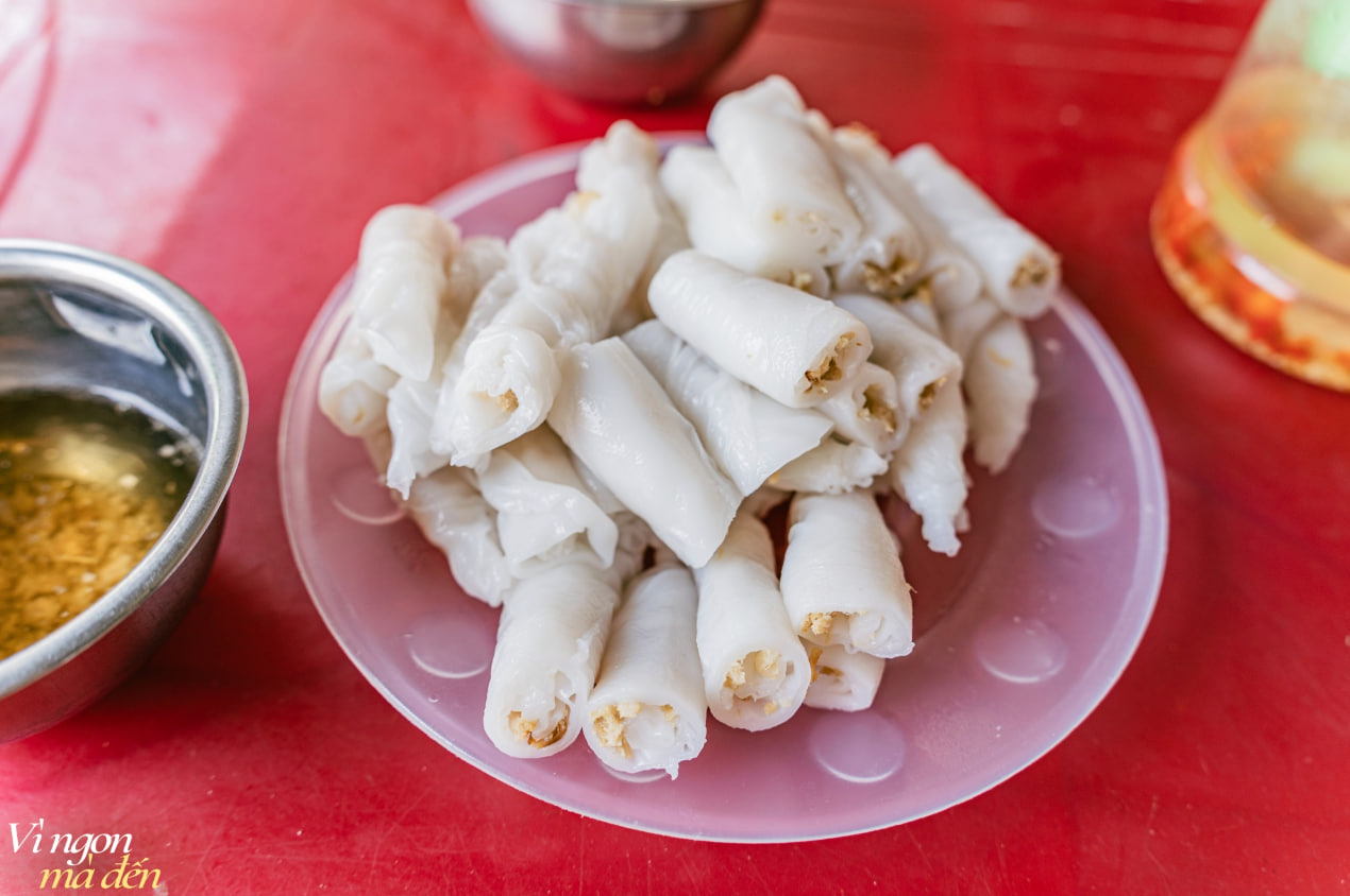 Việt Nam c&oacute; loại b&aacute;nh cuốn cầm tay kh&ocirc;ng d&iacute;nh, nh&agrave; c&oacute; điều kiện mới được ăn - Ảnh 2.