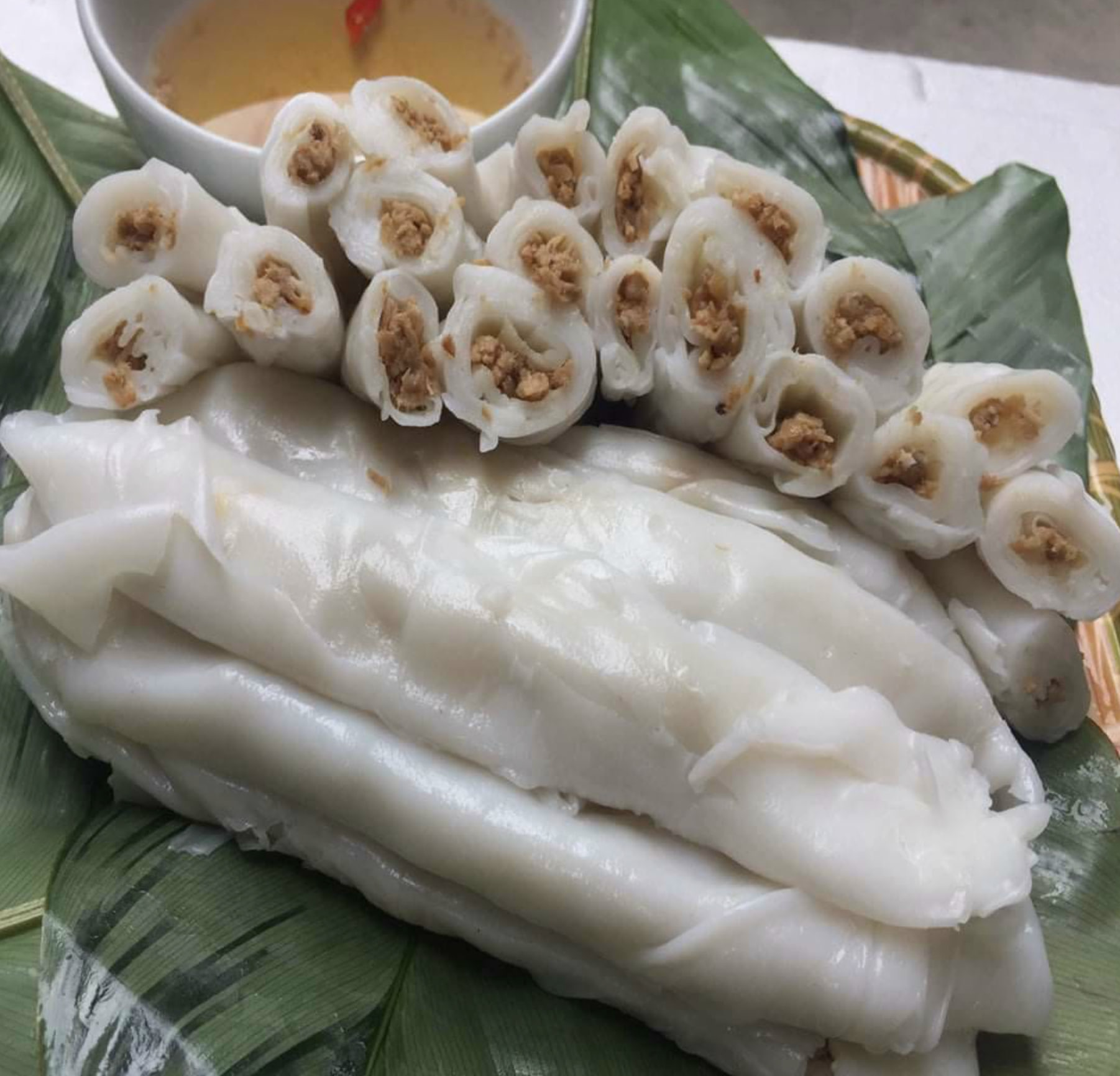 Việt Nam c&oacute; loại b&aacute;nh cuốn cầm tay kh&ocirc;ng d&iacute;nh, nh&agrave; c&oacute; điều kiện mới được ăn - Ảnh 3.