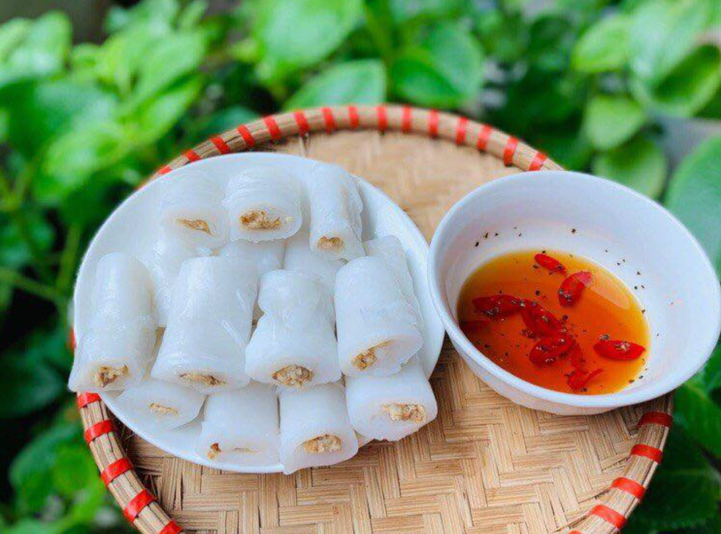Việt Nam c&oacute; loại b&aacute;nh cuốn cầm tay kh&ocirc;ng d&iacute;nh, nh&agrave; c&oacute; điều kiện mới được ăn - Ảnh 10.