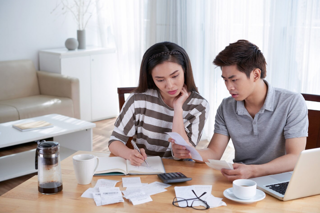 Chồng đưa mẹ giữ hộ tiền suốt nhiều năm, đến khi tôi muốn "quy về một mối", mẹ chồng phản ứng dữ dội khiến tôi thấy bất thường- Ảnh 1.