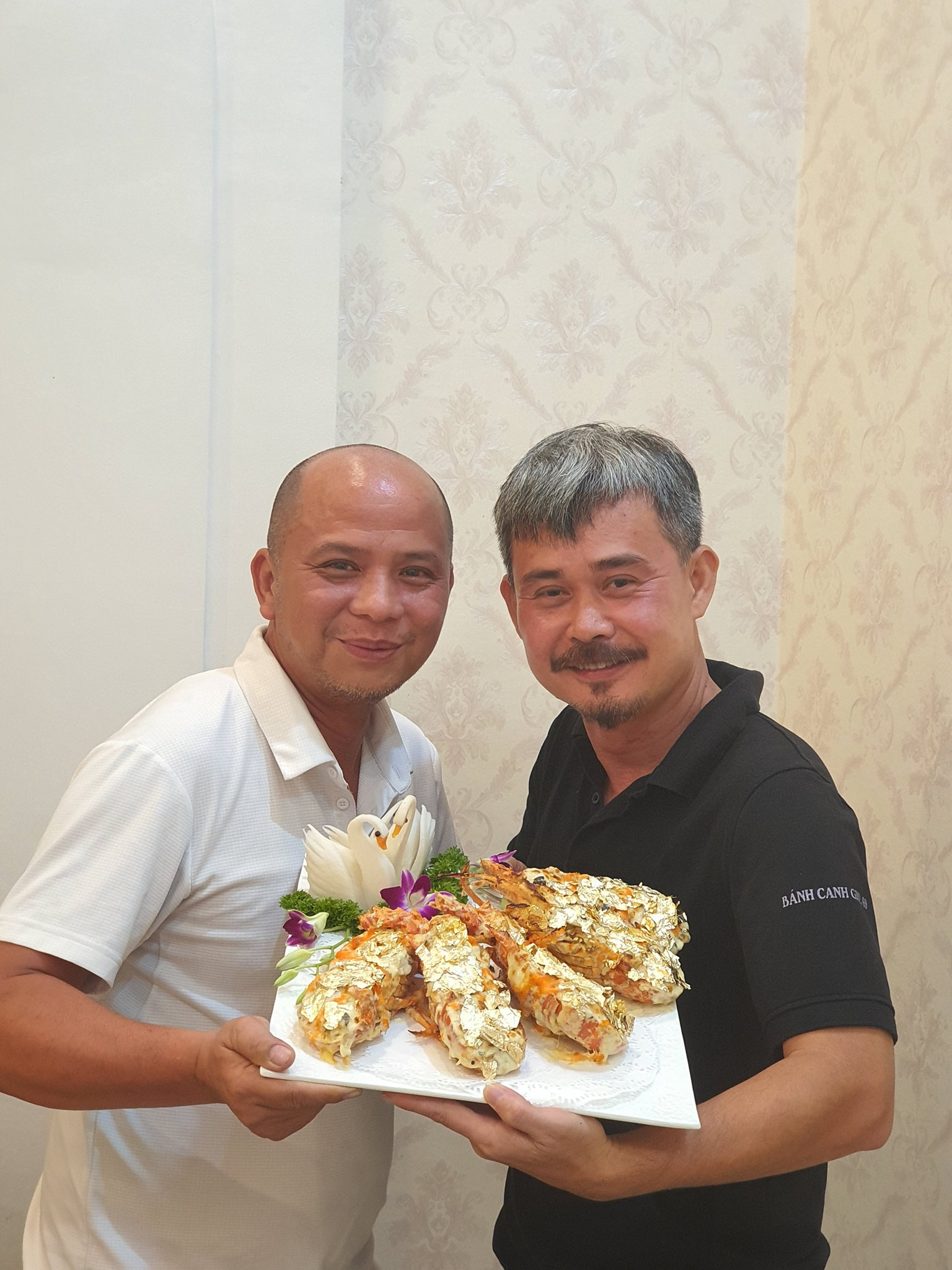 Diễn viên Anh Tuấn từ màn ảnh đến quán bánh canh ghẹ trên đường Ô Chợ Dừa - Ảnh 6. Diễn viên Anh Tuấn từ màn ảnh đến quán bánh canh ghẹ trên đường Ô Chợ Dừa - Ảnh 6.