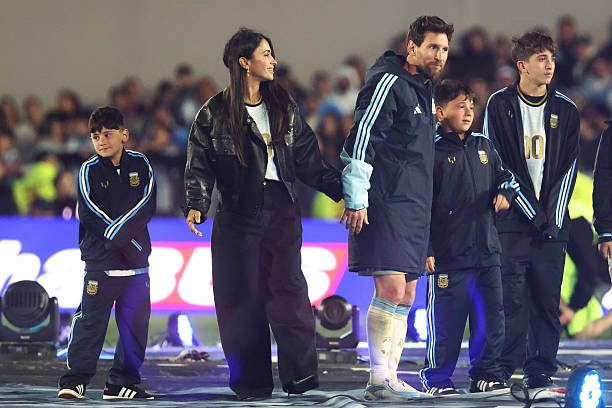 Messi chia tay b&oacute;ng đ&aacute; Argentina: Khoảnh khắc lịch sử đầy x&uacute;c động tại Monumental - Ảnh 3.