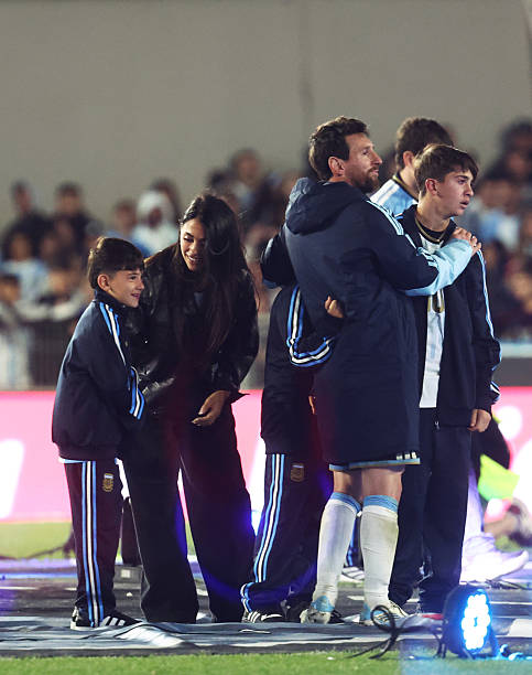 Messi chia tay b&oacute;ng đ&aacute; Argentina: Khoảnh khắc lịch sử đầy x&uacute;c động tại Monumental - Ảnh 2.