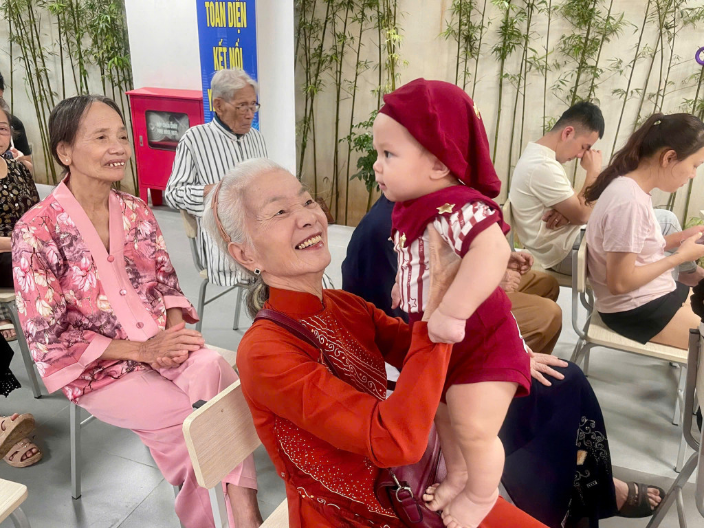 Dưỡng l&atilde;o b&aacute;n tr&uacute; "s&aacute;ng đi, chiều về": Nơi thu 100.000 đồng/ng&agrave;y, nhiều điểm ở H&agrave; Nội đang "ch&aacute;y chỗ" - Ảnh 1.