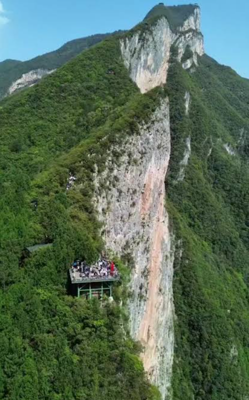 Ph&aacute;t hiện hố sụt khổng lồ ở nước l&aacute;ng giềng Việt Nam, s&acirc;u hơn 660 m, muốn tới đ&aacute;y phải vượt hơn 2.800 bậc - Ảnh 10.