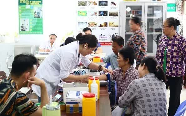 Hơn một nửa d&acirc;n số Việt Nam đ&atilde; được kh&aacute;m sức khỏe định kỳ miễn ph&iacute; - Ảnh 1.