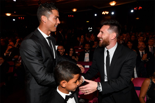 Ronaldo gửi lời động viên xúc động tới Messi giữa những khoảnh khắc quan trọng - Ảnh 1. Ronaldo gửi lời động viên xúc động tới Messi giữa những khoảnh khắc quan trọng - Ảnh 1.