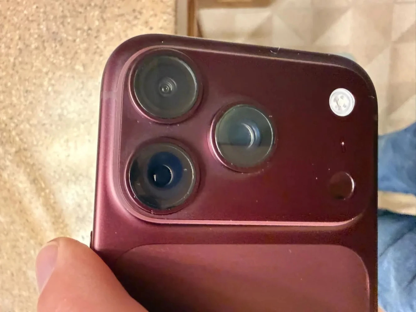 Một số iPhone 18 Pro gặp sự cố đổi màu quanh cụm camera - Ảnh 1. Một số iPhone 18 Pro gặp sự cố đổi màu quanh cụm camera - Ảnh 1.