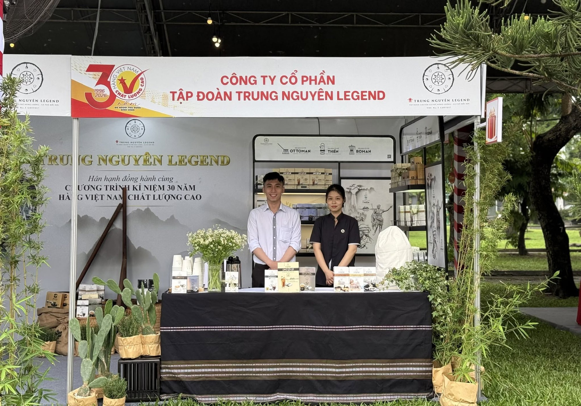 Ông Đặng Lê Nguyên Vũ bán cà phê vỉa hè, bánh mì nóng giòn tại Công viên Lê Văn Tám - Ảnh 1.