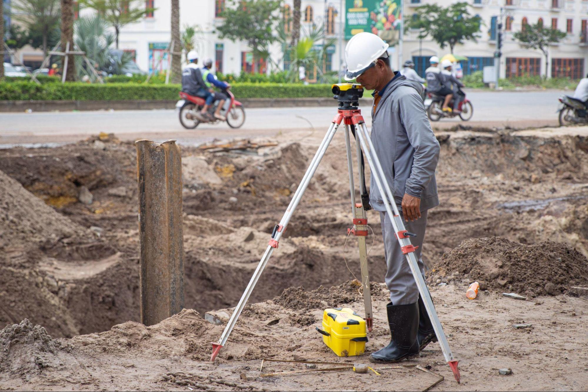 Cận cảnh đại lộ 10 làn xe, rộng 62m đẹp như mơ sắp phục vụ sự kiện VVIP 2027 của Việt Nam - Ảnh 8.