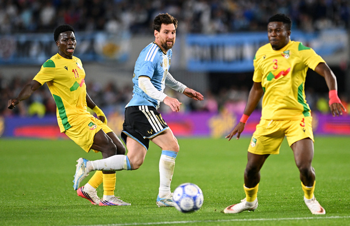 Kh&ocirc;ng được chụp ảnh với Messi , HLV Gernot Rohr chỉ tr&iacute;ch LĐBĐ Argentina - Ảnh 1.