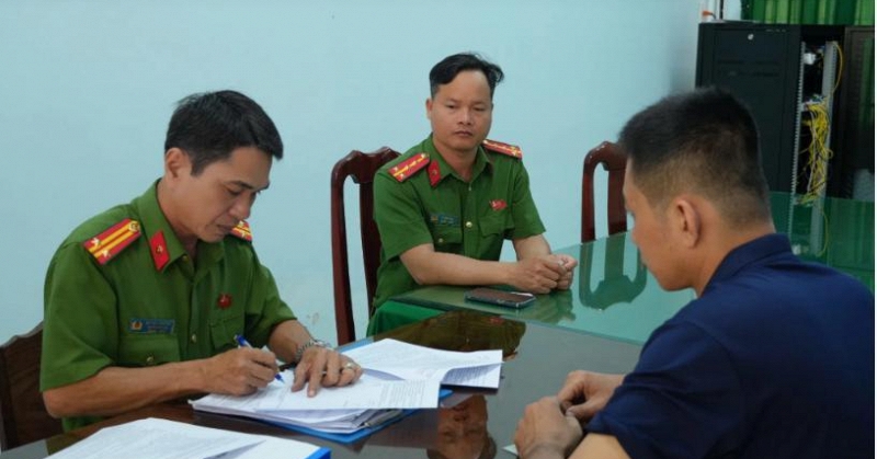 Kiểm tra h&agrave;nh ch&iacute;nh v&agrave; bắt giữ Nguyễn Tiến Dũng - Ảnh 3.