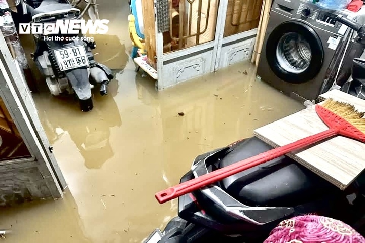 Người tử vong nghi do điện giật tại TP . HCM trong cơn ngập nước ng&agrave;y 8 / 10 - Ảnh 1.
