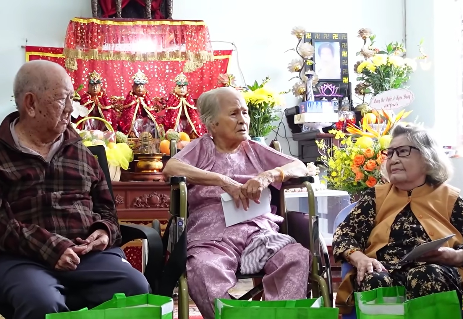 NSND Kim Cương thăm nghệ sĩ U100 tại viện dưỡng lão: Tấm lòng đầy yêu thương - Ảnh 1. NSND Kim Cương thăm nghệ sĩ U100 tại viện dưỡng lão: Tấm lòng đầy yêu thương - Ảnh 1.